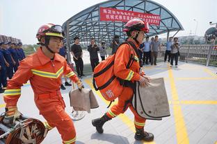 苏亚雷斯赛后向球迷鼓掌告别，加盟格雷米奥以来52场24球17助